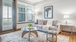 Apartment, 1 Schlafzimmer | Wohnbereich | 40-Zoll-Fernseher mit Digitalempfang