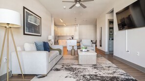 Apartment, 2 Schlafzimmer | Wohnbereich | 40-Zoll-Fernseher mit Digitalempfang