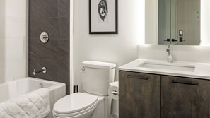 Artículos de tocador gratuitos, secador de pelo, toallas, jabón