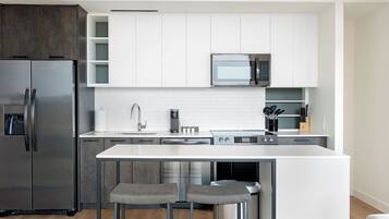 Apartment, 1 Bedroom | Private kitchen | Full-size fridge, microwave, oven, stovetop