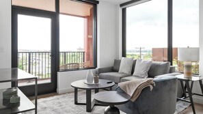 Appartement, 2 chambres | Coin séjour | Télévision de 40 pouces avec chaînes numériques