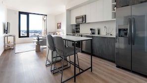 Standard Apartment (1 Bedroom) | Private kitchen | Full-size fridge, microwave, oven, stovetop - Landing at Bridge District (Washington)