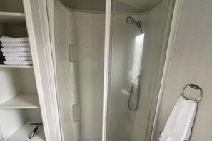 Dusche, Haartrockner, Handtücher