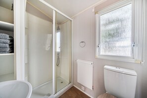 Shower, hair dryer, towels - 3 Bed-Sleeps 8-Pet Friendly-Parking-Sea View (Exmouth)