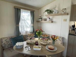 Dining - 3 Bed-Sleeps 8-Pet Friendly-Parking-Sea View (Exmouth)