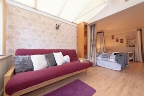 Iron/ironing board, WiFi, bed sheets