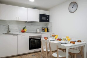 Kjøleskap, mikrobølgeovn, ovn og kokeplater