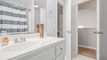 Secadora de cabello, toallas, jabón, papel de baño