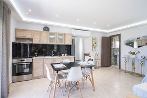 Luxe villa, 1 slaapkamer | Privékeuken | Een koelkast, een oven, een kookplaat, een waterkoker