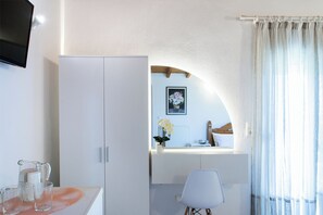 Comfort tweepersoonskamer, balkon, uitzicht op zee | Luxe beddengoed, verduisterende gordijnen, een strijkplank/strijkijzer