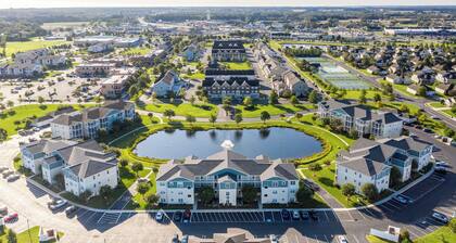 FIVE POINTS OASIS - 3BR, 2.5BA - Sleeps 8 - Community Pool - Short Drive to Beach