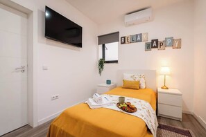 3 bedrooms, desk, iron/ironing board, free WiFi - Vibrant Urban Flat by HostWise (São Mamede de Infesta)