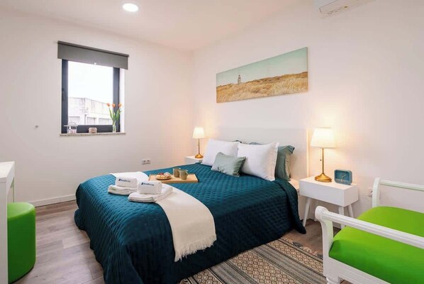 3 habitaciones, tabla de planchar con plancha y cuna de viaje 