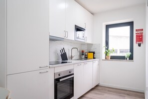 Fridge, microwave, oven, stovetop - Vibrant Urban Flat by HostWise (São Mamede de Infesta)
