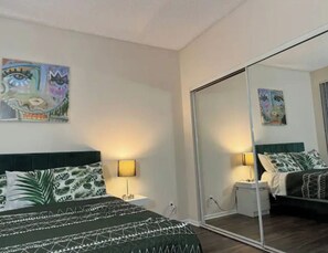 2 slaapkamers, een strijkplank/strijkijzer, gratis wifi, beddengoed