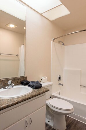 Een haardroger, handdoeken, zeep, shampoo