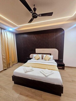 Premium Double Room, 1 King Bed | Iron/ironing board, free WiFi