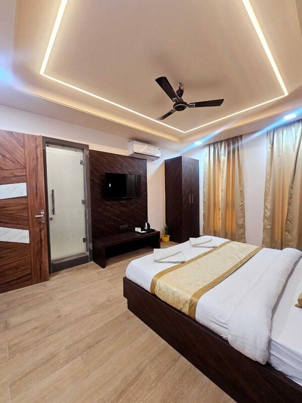 Premium Double Room, 1 King Bed | Iron/ironing board, free WiFi