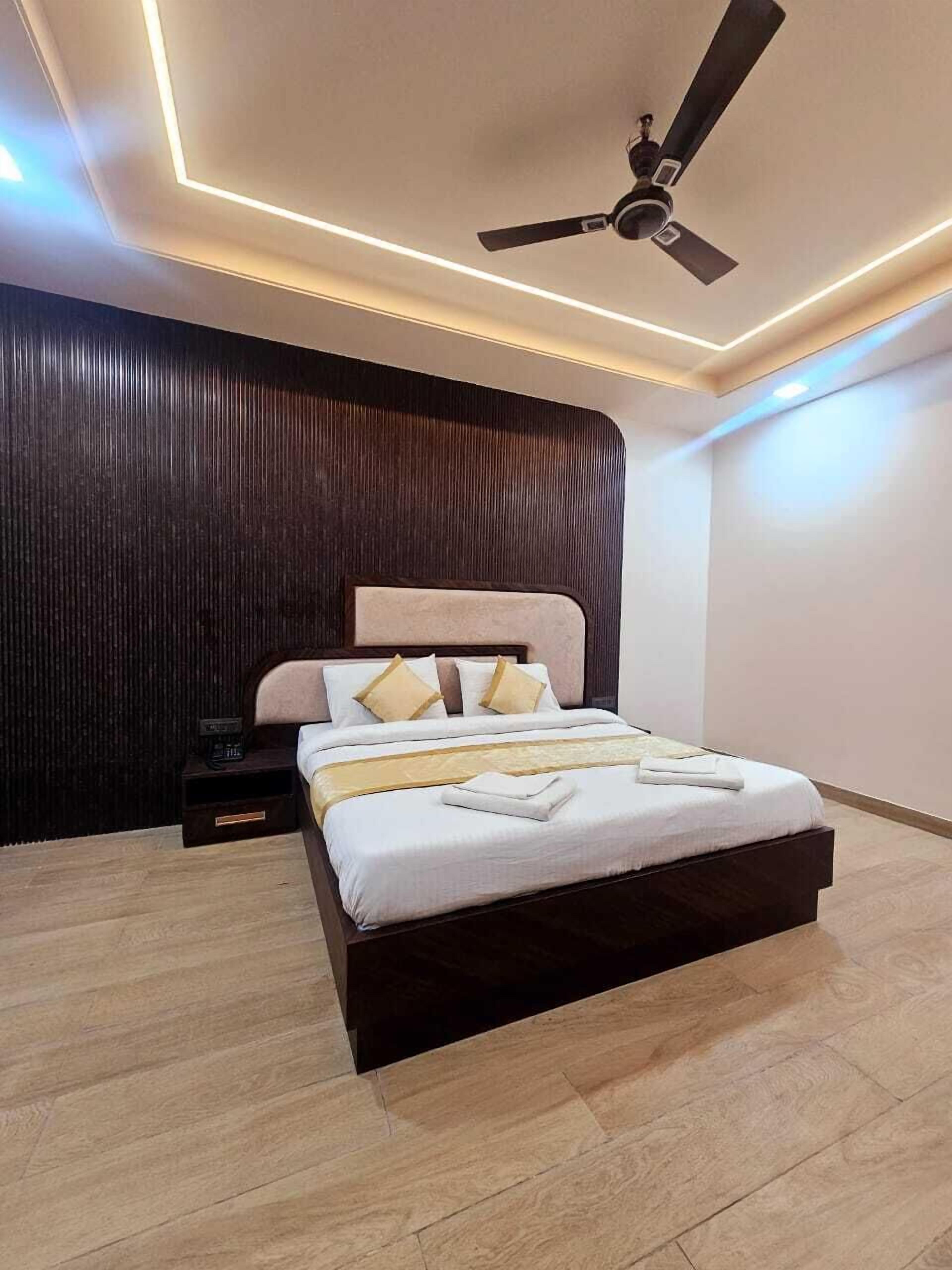 Premium Double Room, 1 King Bed | Iron/ironing board, free WiFi