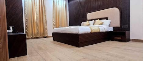Premium Double Room, 1 King Bed | Iron/ironing board, free WiFi