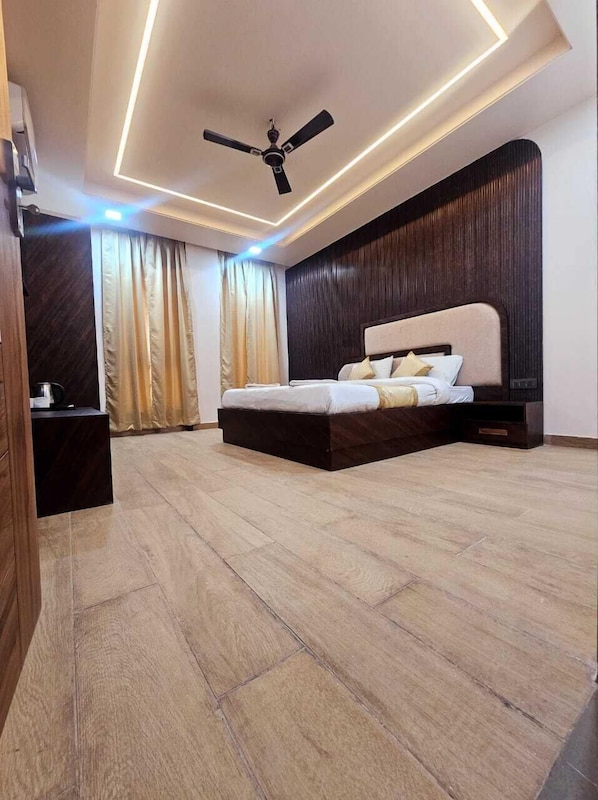 Chambre Prestige double, 1 très grand lit | Fer et planche à repasser, accès au Wi-Fi (inclus)