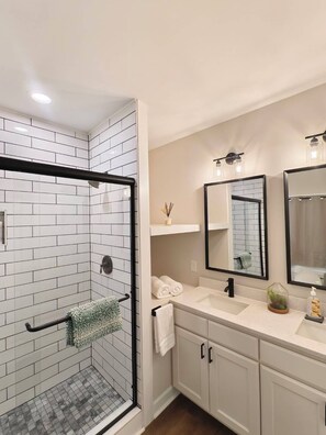 Een douche, een haardroger, handdoeken, zeep