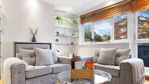 Unclassified image, 2 of 21, button - Spacious Putney Flat | Sleep 6 (Greater London)
