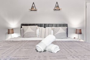 3 bedrooms, iron/ironing board, WiFi, bed sheets - Spacious Putney Flat | Sleep 6 (Greater London)