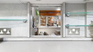 Unclassified image, 3 of 21, button - Spacious Putney Flat | Sleep 6 (Greater London)