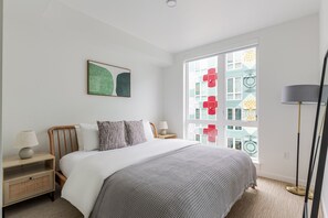 1 dormitorio, tabla de planchar con plancha, wifi y ropa de cama