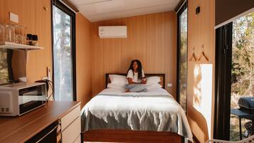 1 bedroom, bed sheets