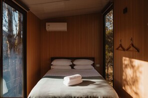 1 bedroom, bed sheets