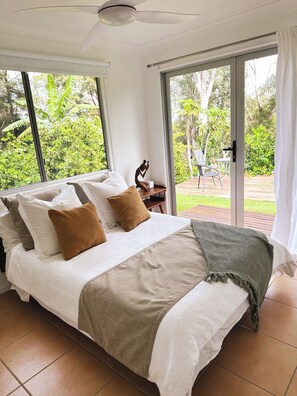 5 bedrooms, desk, WiFi, bed sheets - Forest Hill Retreat-Cudgen 10acre Adults Only Farmstay 2 Full Homes sleeps 12 (Cudgen)