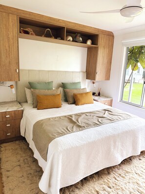 5 bedrooms, desk, WiFi, bed sheets