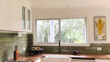 Jääkaappi, uuni, liesi, astianpesukone