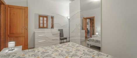 2 chambres, fer et planche Ă repasser