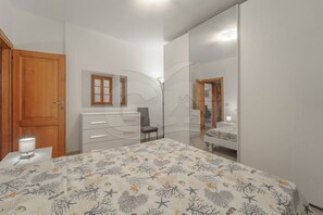 2 makuuhuonetta, silitysrauta/-lauta