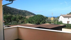 A rooftop terrace with a view of a hillside and a distant building. - Appartamenti Arcipelago - Appartamenti Arcipelago - Bilocale (30) (Rio dell'Elba)