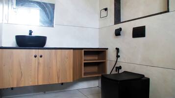 Dusche, Hausschuhe, Handtücher, Seife