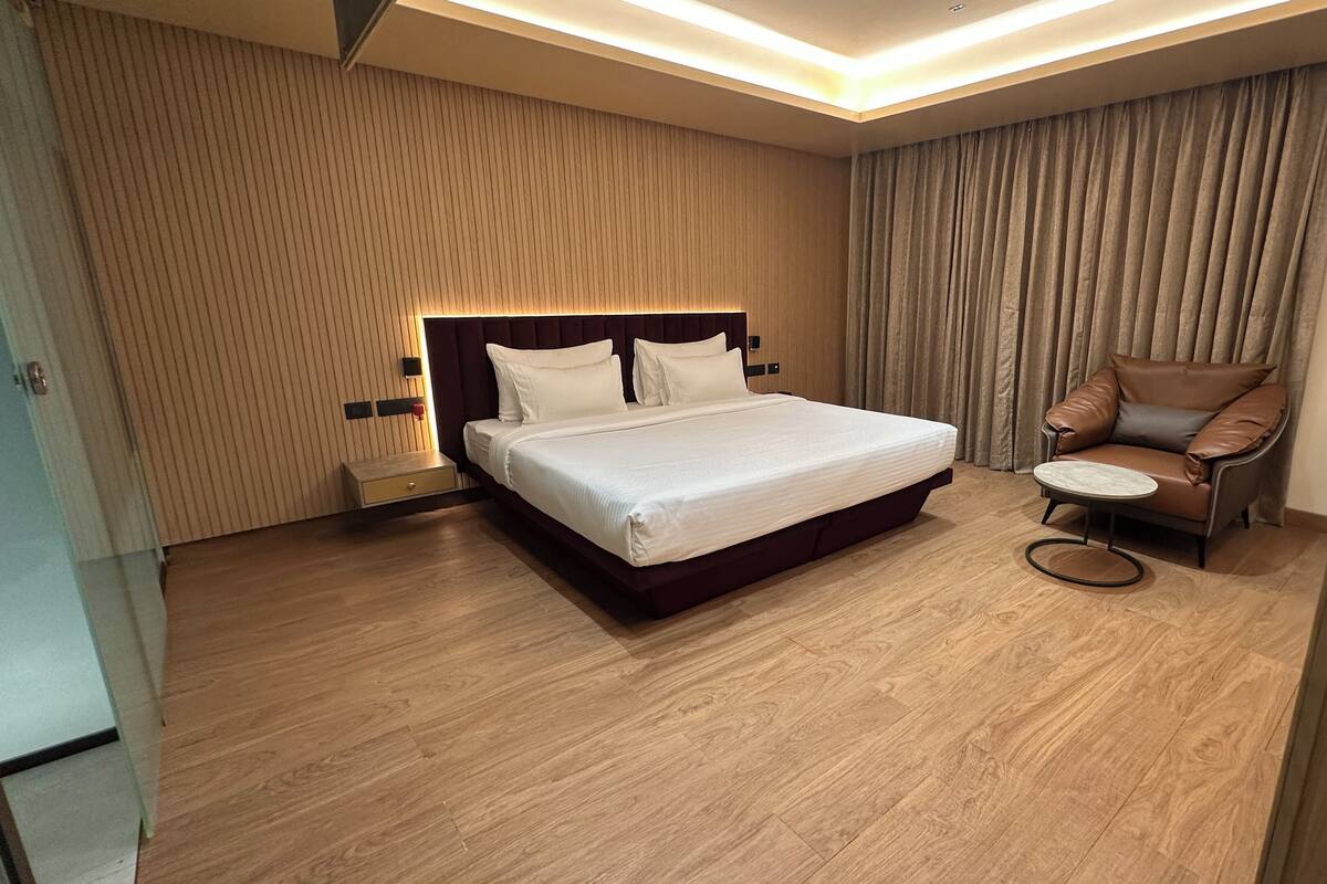 Suite monolocale Luxury | Una scrivania, postazione laptop, lenzuola