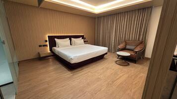 Luxury Studio Suite | Desk, laptop workspace, bed sheets