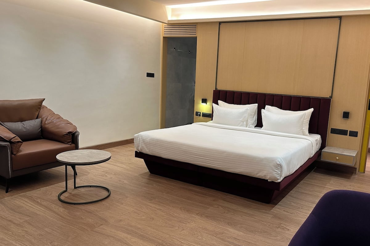 Club Tek Büyük Yataklı Oda | Masa, dizüstü bilgisayar çalışma alanı, çarşaf takımı