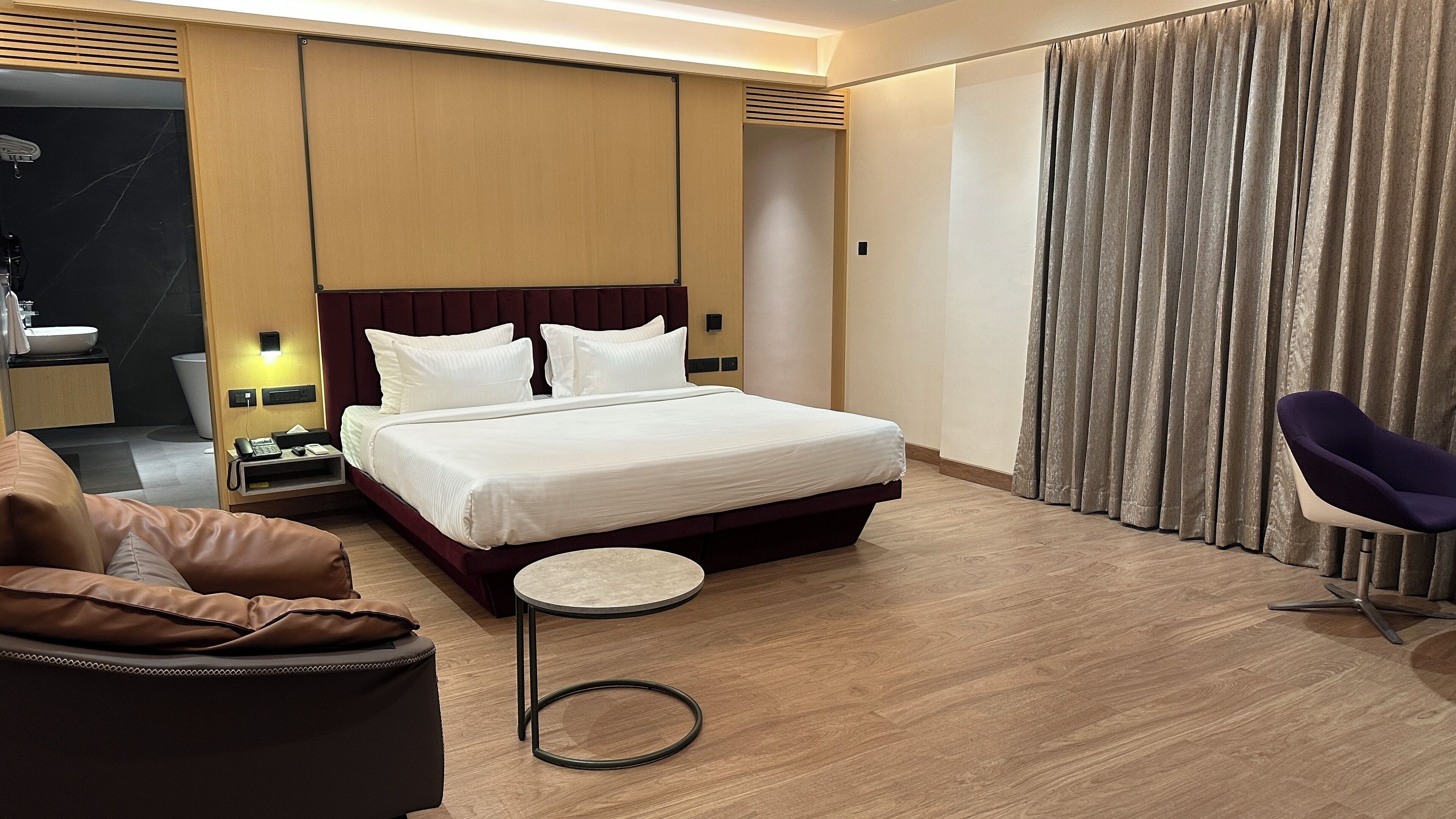 Club Double Room | Desk, laptop workspace, bed sheets