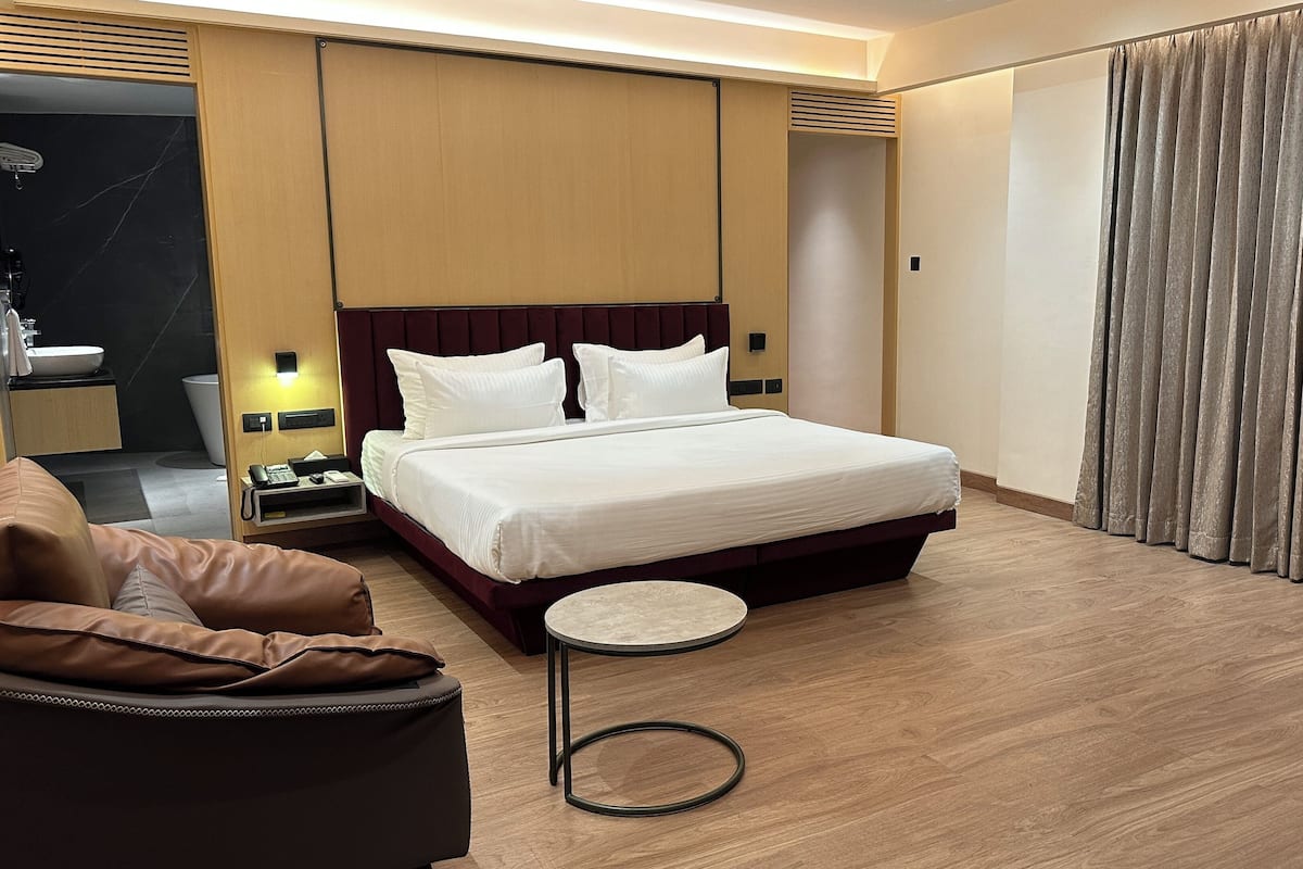 Club Tek Büyük Yataklı Oda | Masa, dizüstü bilgisayar çalışma alanı, çarşaf takımı