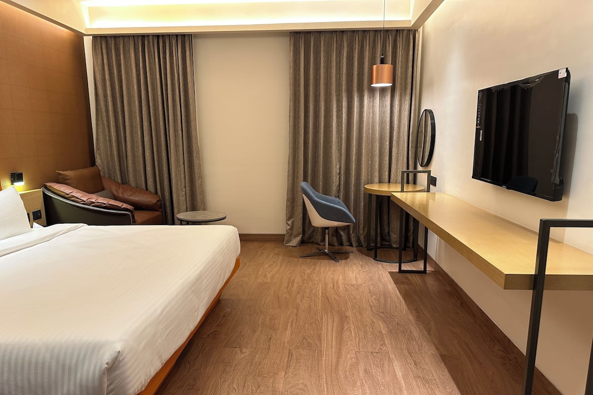 Elite Tek Büyük Yataklı Oda | Masa, dizüstü bilgisayar çalışma alanı, çarşaf takımı