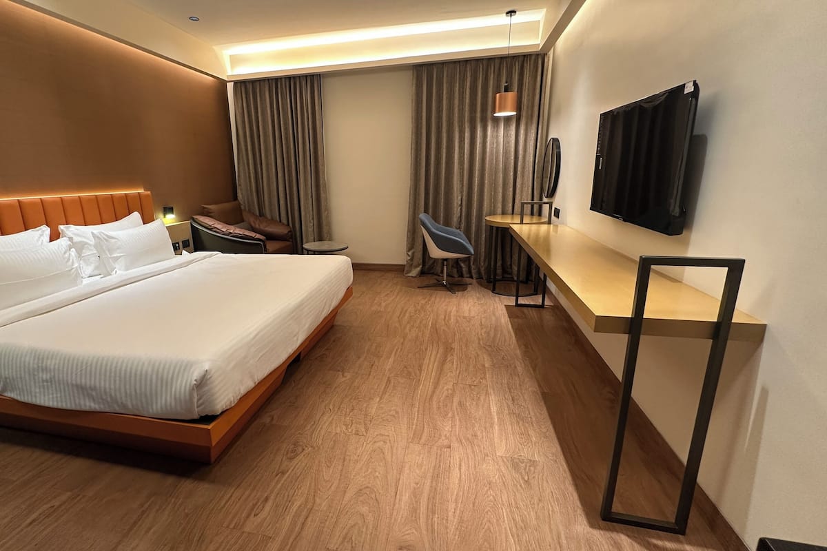 Elite Tek Büyük Yataklı Oda | Masa, dizüstü bilgisayar çalışma alanı, çarşaf takımı