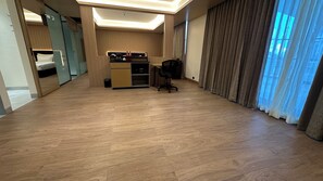 Escritorio, espacio para trabajar con laptop y ropa de cama 