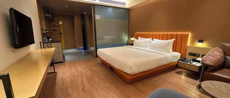 Elite tweepersoonskamer | Een bureau, een laptopwerkplek, beddengoed