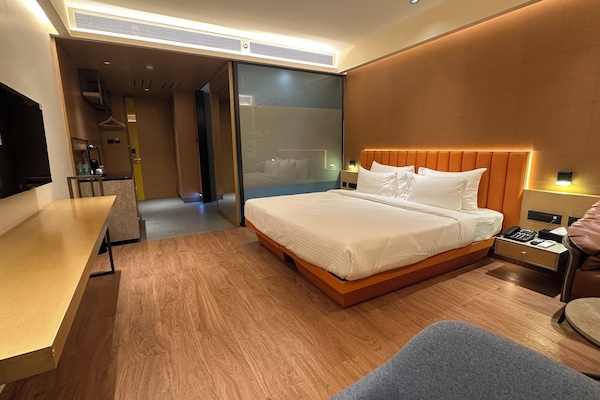 Elite Double Room | Desk, laptop workspace, bed sheets