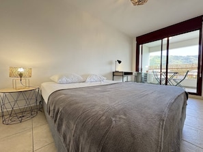 1 slaapkamer, een strijkplank/strijkijzer, gratis wifi, beddengoed